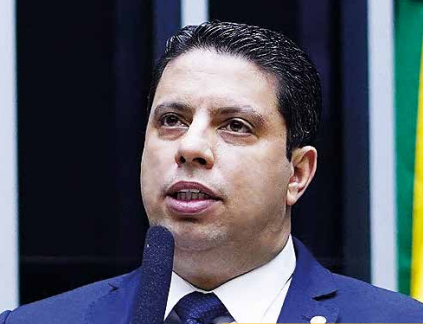 Deputado federal igor timo olhando para cima no plenario